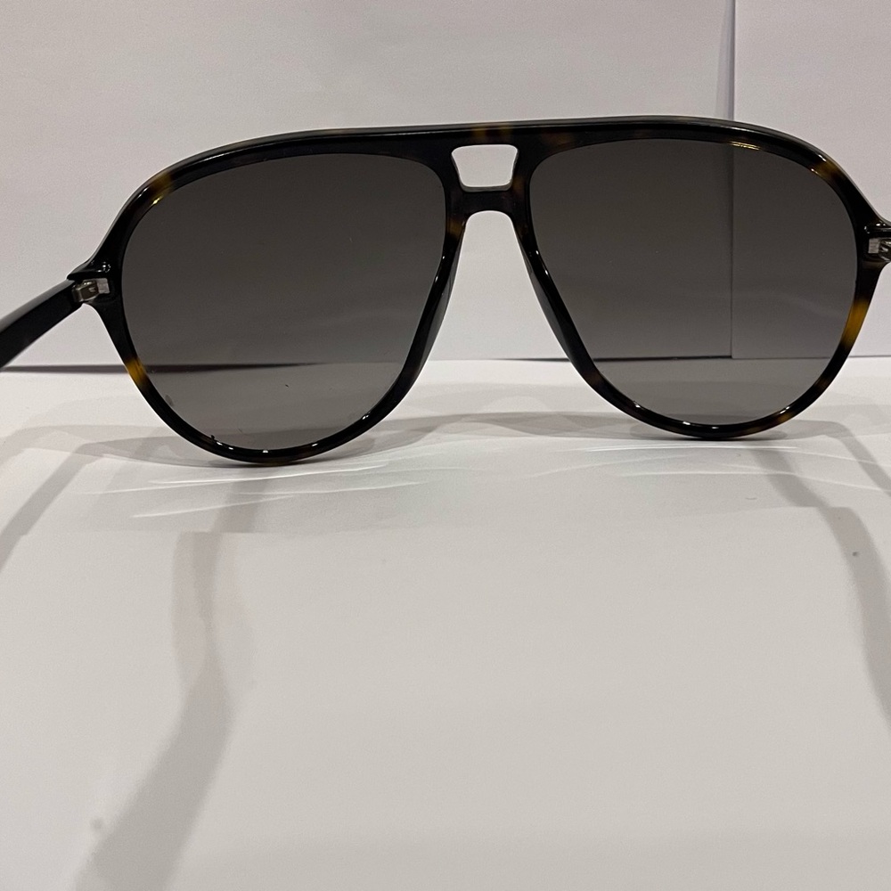 Gucci Tortoiseshell Frame Sunglasses with Dark Gray Lenses unisex